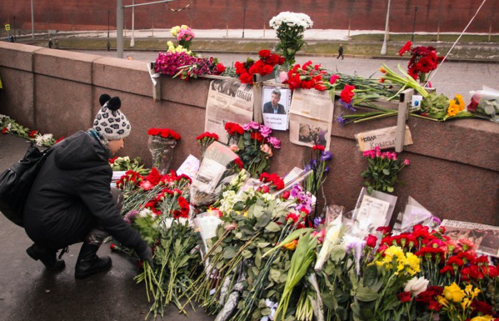 На месте убийства Немцова убирают только отложенные в сторону цветы