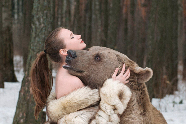 Две модели снялись вместе с огромным медведем