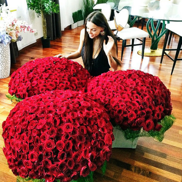 Джиган подарил жене миллион алых роз