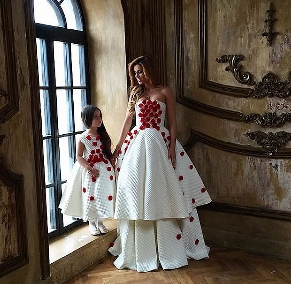 Виктория Дайнеко и Ксения Бородина примерили свадебные платья