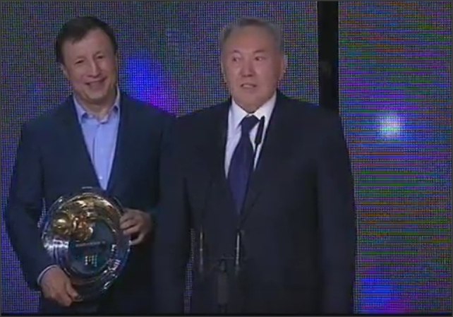 Нурсултан Назарбаев получил награду от МУЗ-ТВ 2015