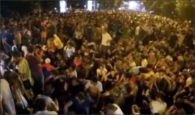 В Армении вновь вспыхнули массовые беспорядки