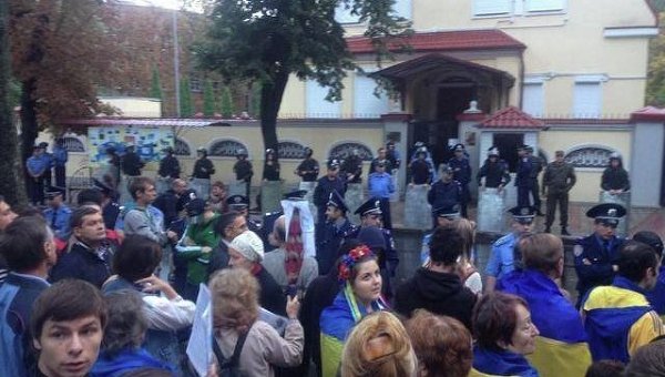 В Харькове активисты заблокировали консульство РФ