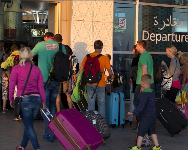 Туристы массово бегут из Туниса