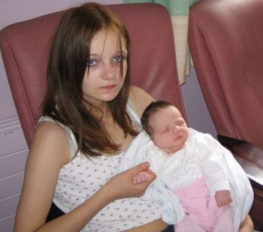 Самая молодая мама России обвинила мужа в побоях