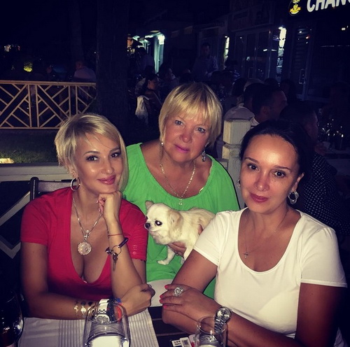 Лера Кудрявцева показала свою маму и сестру