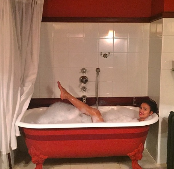 Кто фотографирует обнаженную Шейк в ванной