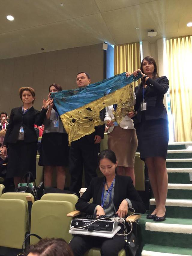 Украинский флаг из под Иловайска во время выступления Владимира Путина в ООН