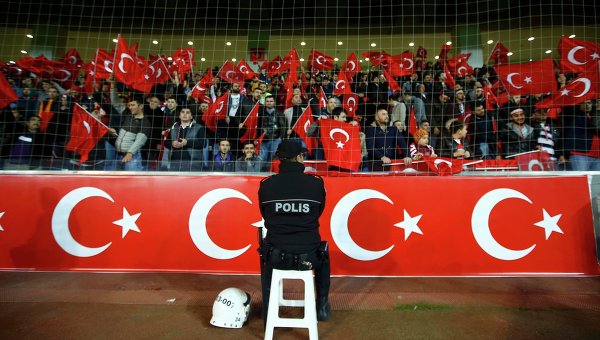 Болельщики сборной Турции во время минуты молчания: Аллах акбар!