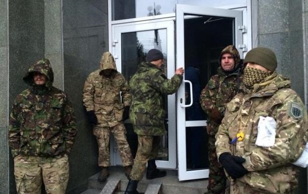 Принадлежащее Минобороны Украины здание в Киеве захвачено: переговоры не помогают