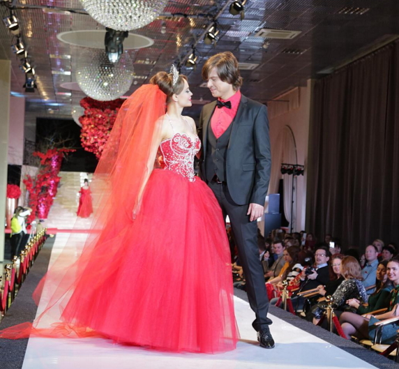 Прохор Шаляпин и Анна Калашникова в модном показе «50 оттенков серого»