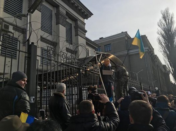 Над посольством России в Украине водружен украинский флаг