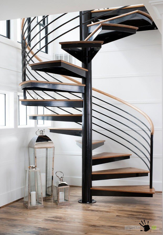 Много полезной площади + крутой дизайн – это винтовая лестница