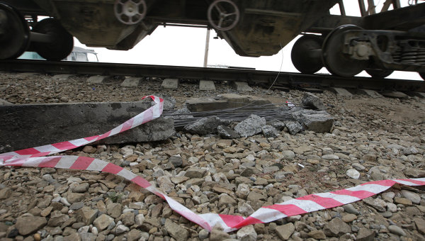 В результате взрыва в Одессе  три вагона сошли с рельс