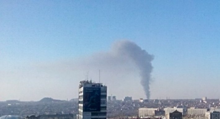 Из-за нового обстрела Донецка горит крупная фабрика