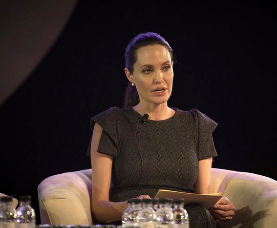 Анджелина Джоли продолжает защищать права африканских женщин
