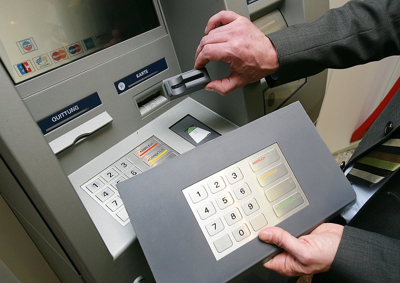 В городах России прошли задержания мошенников, подделывающих банковские карты