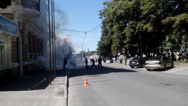 В Харькове неизвестные напали на охрану Добкина: слышна стрельба, улица Скрипника оцеплена