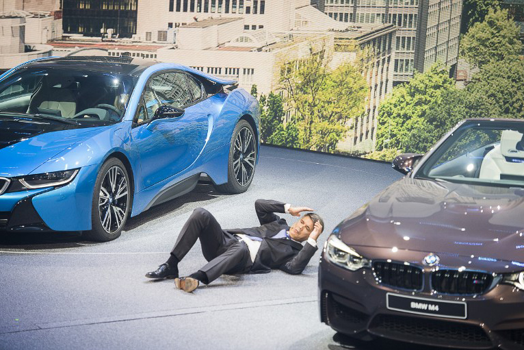 Глава BMW упал в обморок во время презентации