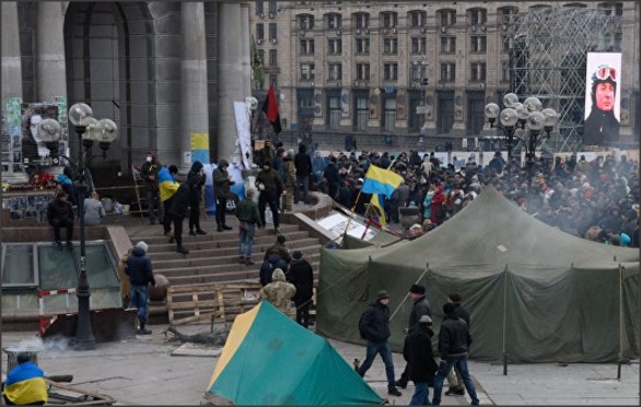 Палатки в центре Киева убирают коммунальные службы