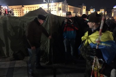 В Киеве устанавливают палатки и жгут в бочках костры