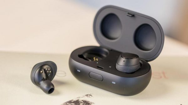 samsung-gear-iconx-review-small-smart-flawed