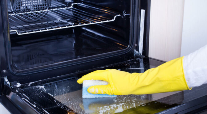 Как правильно чистить духовку на своей кухне